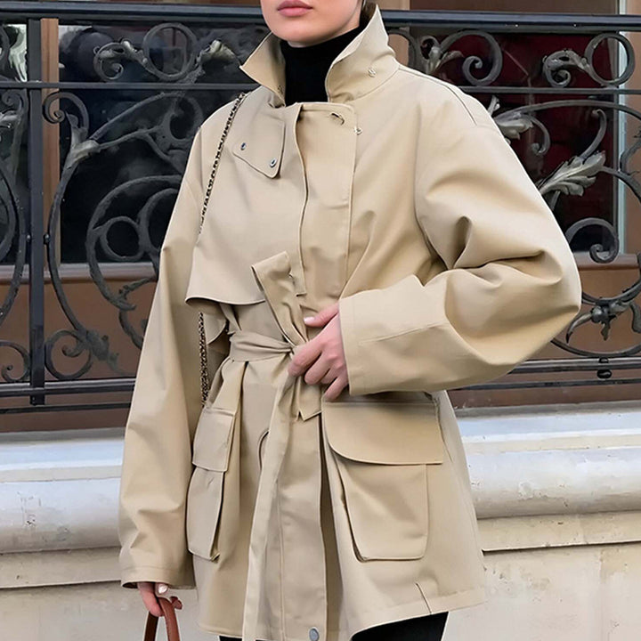 Damen Taillierte Übergangsjacke mit Stehkragen, Schultercape und Bindegürtel Echo Archiv