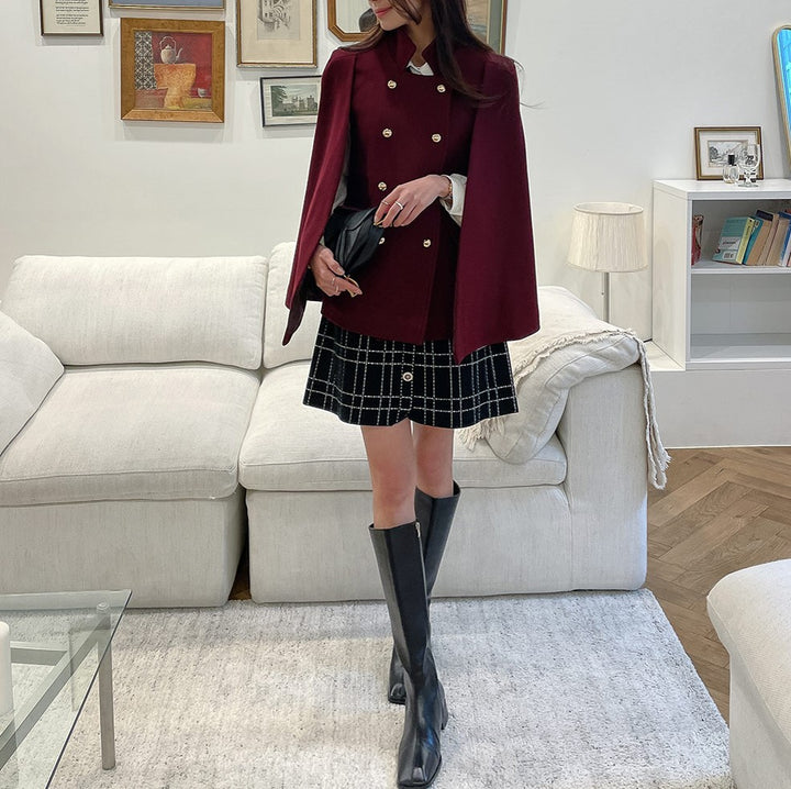 Damen Mantelcape im Tailoring‑Look mit doppelreihiger Knopfleiste und markanter Schulter Echoarchiv