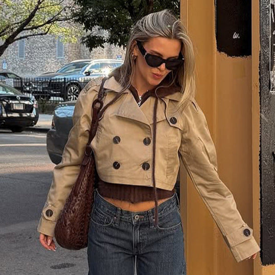 Damen Kurzgeschnittener Trench-Blouson mit doppelreihiger Knopfleiste und verkürzter Silhouette Echoarchiv