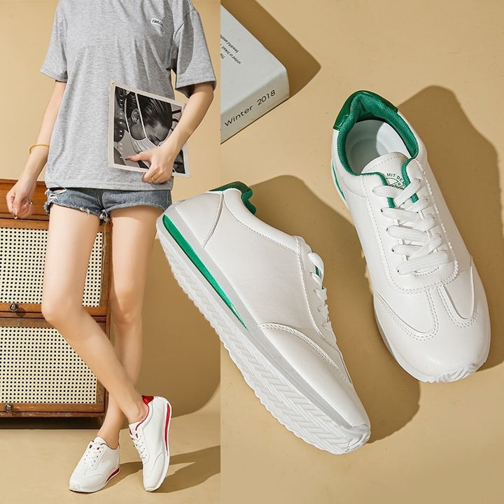 Damen Sneaker mit leichter Keilsohle und kontrastfarbenem Fersenpatch – Névara