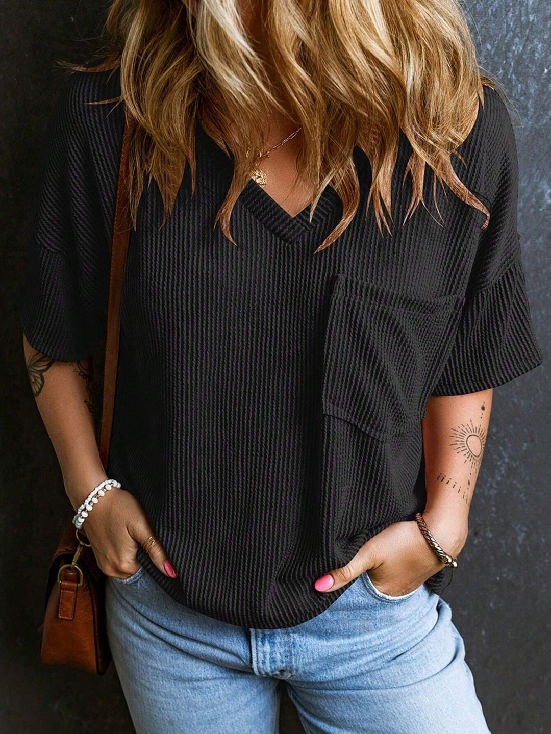 Damen Lässiges Rippstrick Oversize T-Shirt mit V-Ausschnitt und Brusttasche Echo Archiv