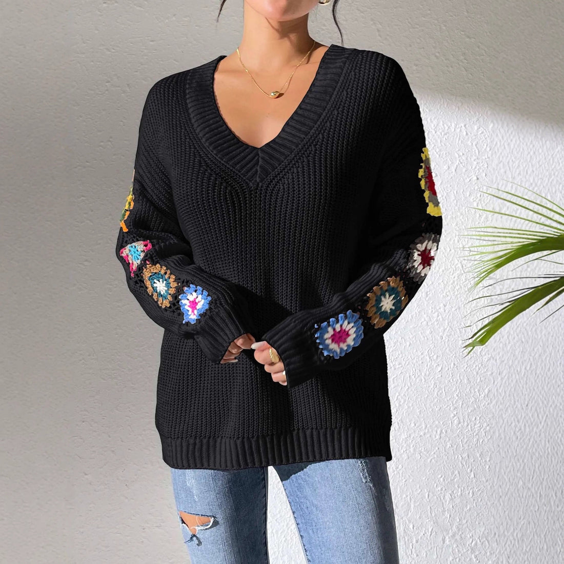 Damen Modischer Strickpullover mit V-Ausschnitt und bunten Stickereien – Mavelle