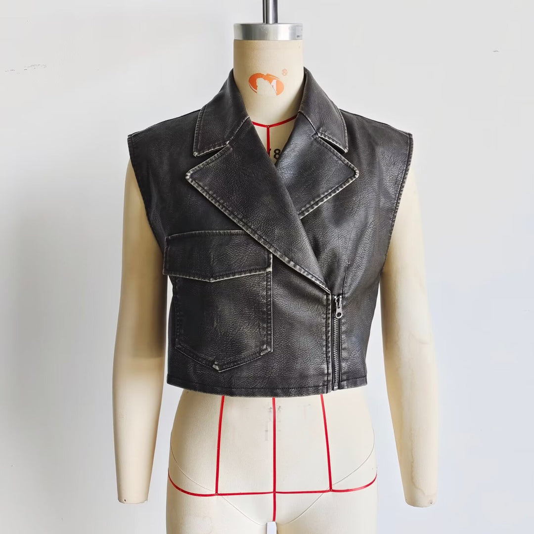 Damen kurzes ärmelloses Biker-Weste aus Kunstleder mit breitem Revers und asymmetrischem Reißverschluss – Célinea