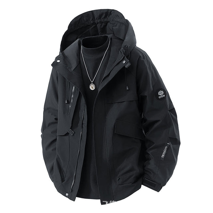 Herren Minimalistischer Urban‑Softshell‑Parka mit verdeckten Utility‑Taschen und verstellbarer Kapuze Echo Archiv