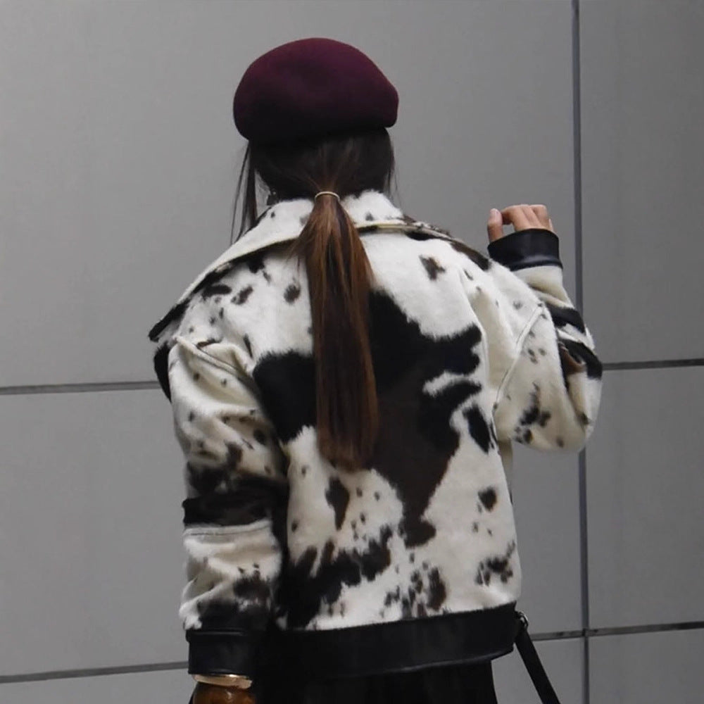 Damen Kurz gefütterte Bikerjacke aus Kunstpelz im Cowprint mit Kontrastlederbesatz Echoarchiv