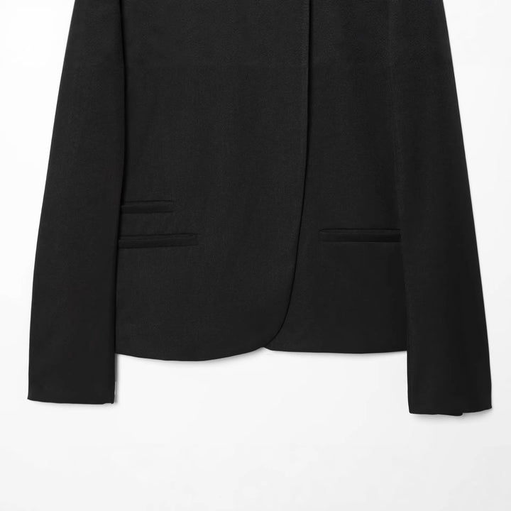 Damen Kurz geschnittener Blazer mit Stehkragen, asymmetrischem Verschluss und Paspeltaschen Echo Archiv