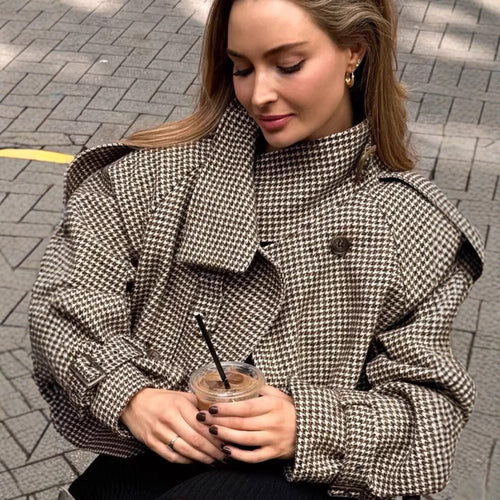 Damen Kurze zweireihige Boxy‑Jacke im Hahnentritt mit hohem Stehkragen und dekorativen Schnallen Echoarchiv