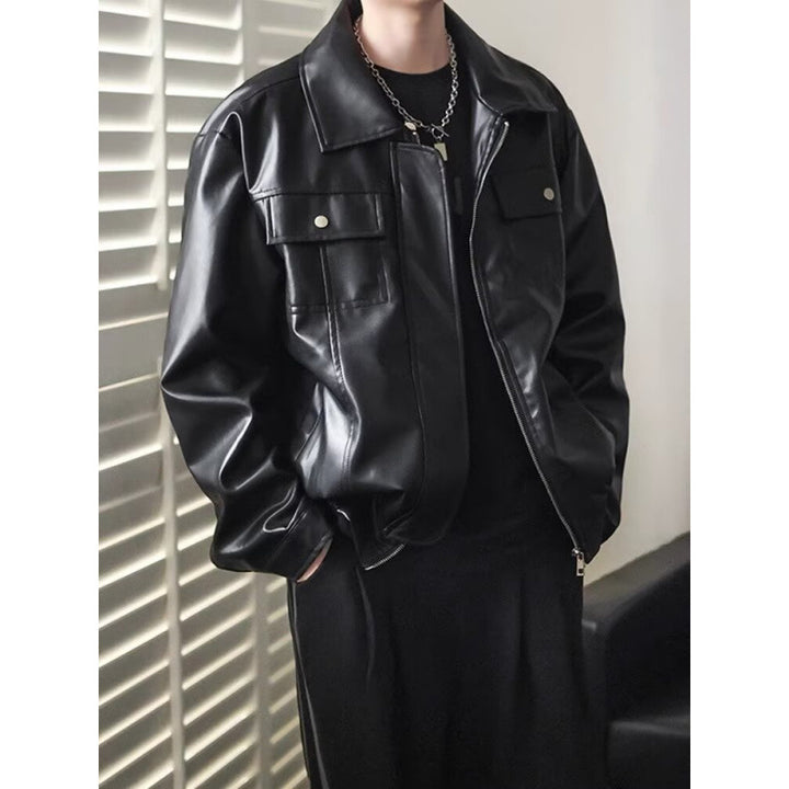 Herren Kurz geschnittene Oversized Kunstleder-Utility-Jacke mit Brustklappen und durchgehendem Reißverschluss Echoarchiv