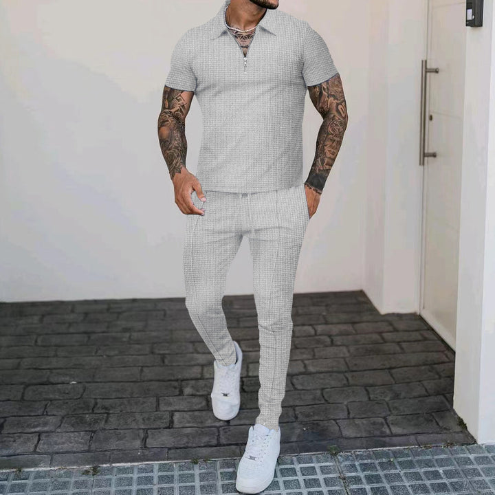 Herren Freizeit-Set mit modernem Kurzarm-Polo und eleganten Jogginghosen Echoarchiv
