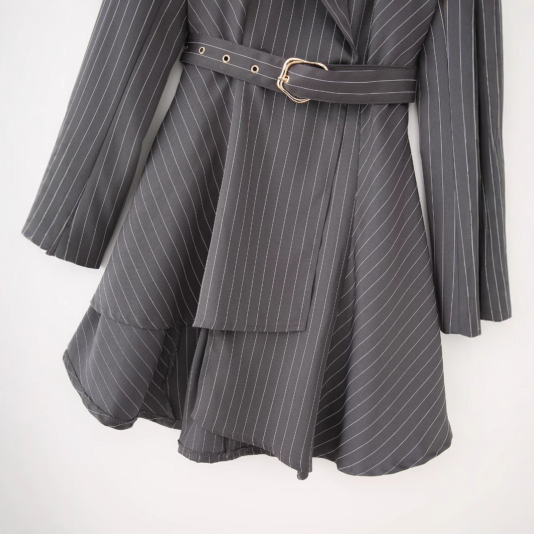 Damen tailliertes Blazerkleid mit Taillengürtel und ausgestelltem Stufenrock – Valéne