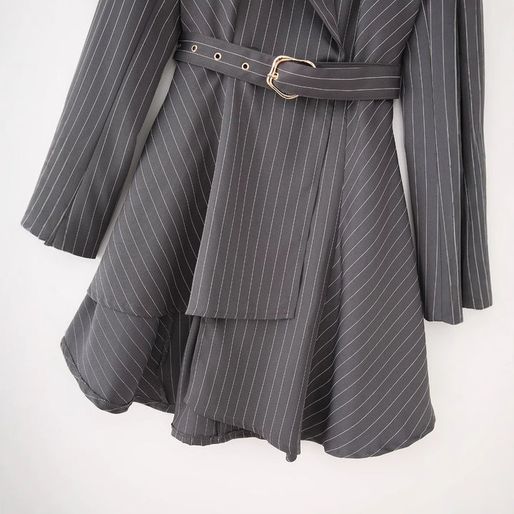 Damen tailliertes Blazerkleid mit Taillengürtel und ausgestelltem Stufenrock – Valéne