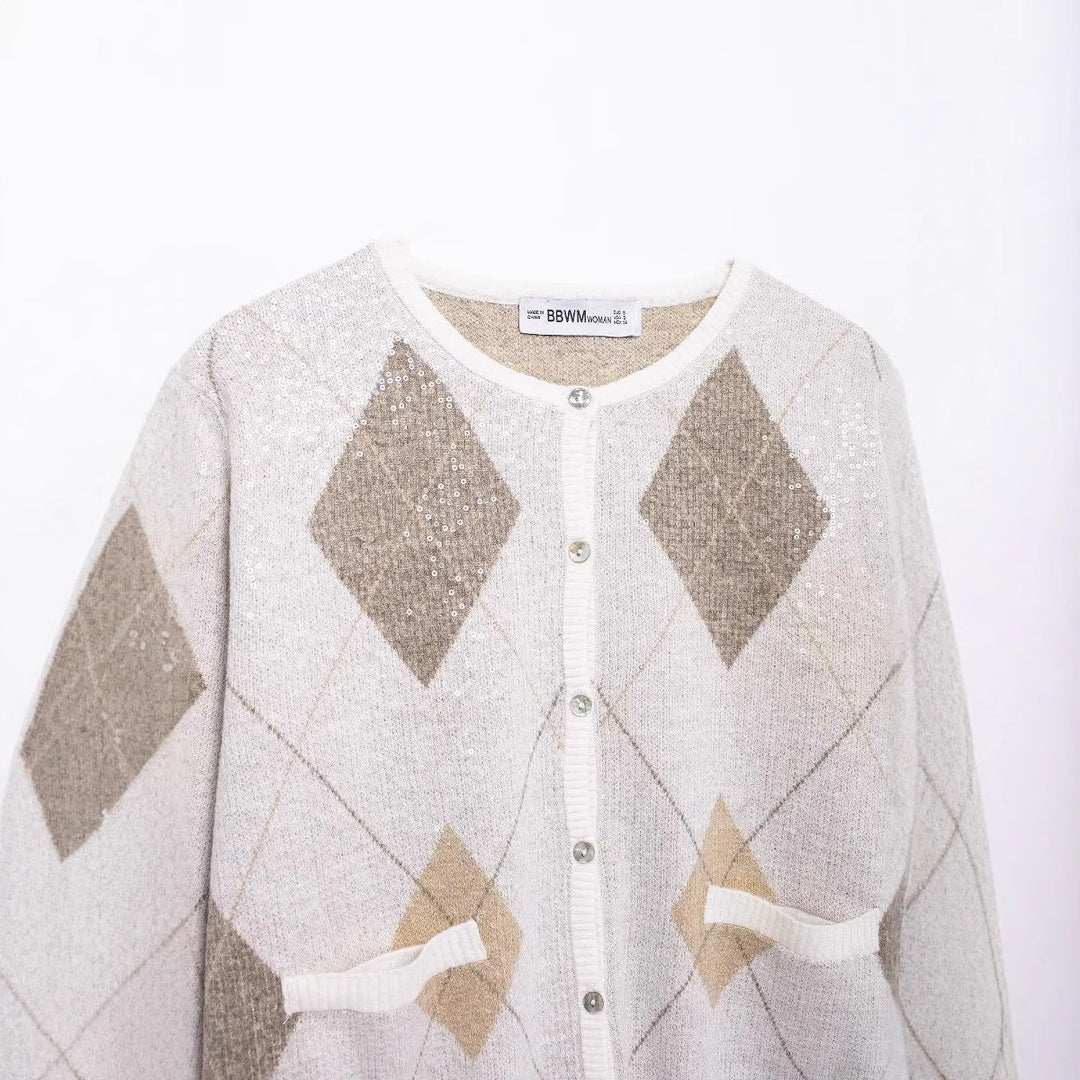 Damen kurz geschnittene Strickjacke mit Rauten‑Pailletten und aufgesetzten Taschen – Veloura