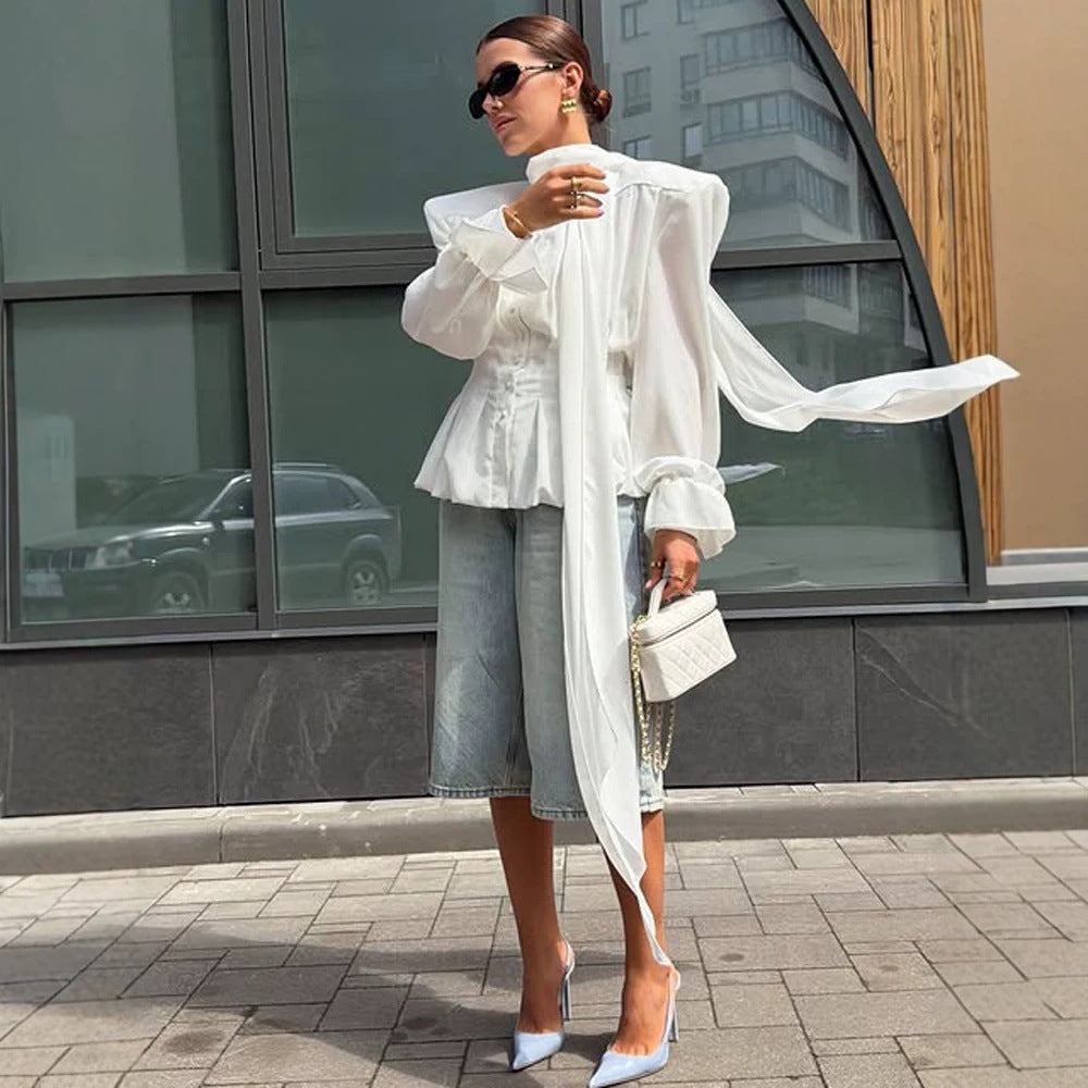 Damen Elegante Bluse mit Schlipskragen, betonten Schultern und langen Bindebändern Echoarchiv