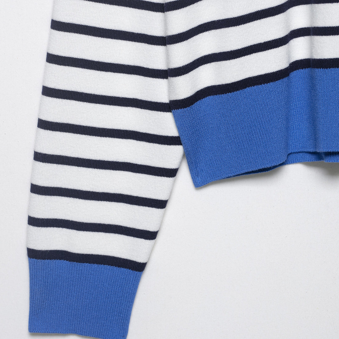 Damen Gestreiftes Cropped Strickpolo mit halbem Reißverschluss und breitem Rippbund Echoarchiv