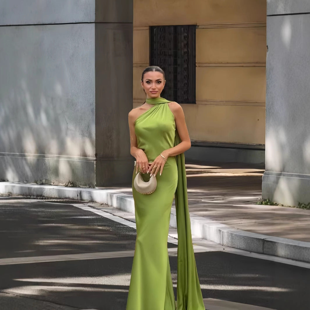 Damen Elegantes und fließendes Abendkleid mit asymmetrischem Ausschnitt Echoarchiv