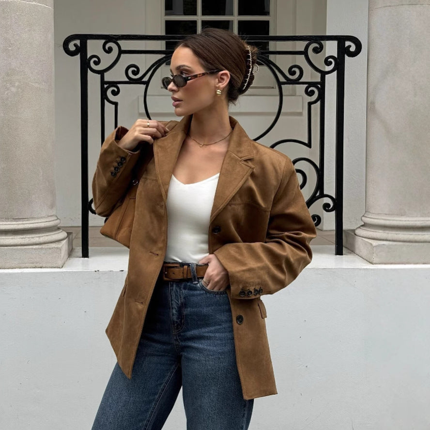 Damen kurzer Veloursleder Mantelblazer mit Reverskragen und aufgesetzten Pattentaschen – Célinea