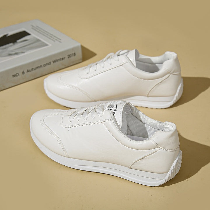 Damen Sneaker mit leichter Keilsohle und kontrastfarbenem Fersenpatch – Névara