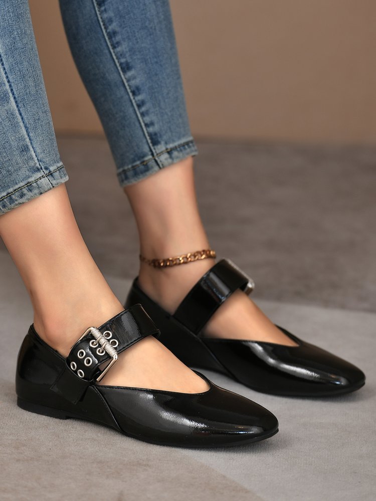 Damen klassische Mary-Jane Ballerina mit verstellbarem Schnallenriemen spitze Vorderkappe und weicher Komfortsohle – Lioré