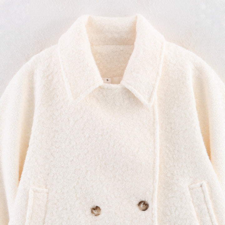 Damen kastige Bouclé-Jacke mit kurzem Schnitt, doppelreihiger Knopfleiste und Manschettenriegel – Célinea