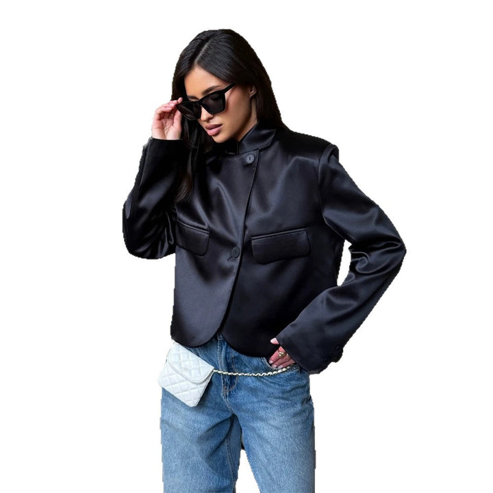 Damen Satinierter Cropped-Blazer mit Mandarin-Kragen, Pattentaschen und geschwungenem Saum Echoarchiv