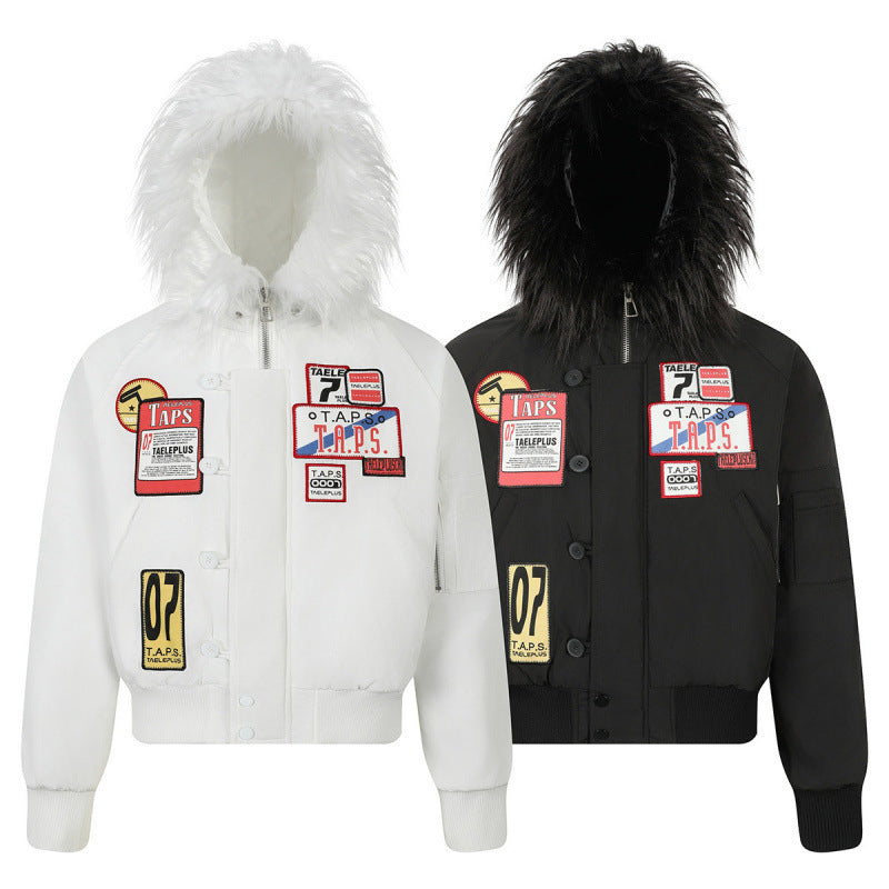 Damen Kurz geschnittene wattierte Bomberjacke mit Kunstfellkapuze und aufgesetzten Label‑Patches Echo Archiv