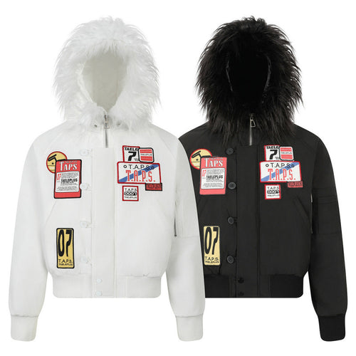 Damen Kurz geschnittene wattierte Bomberjacke mit Kunstfellkapuze und aufgesetzten Label‑Patches Echo Archiv