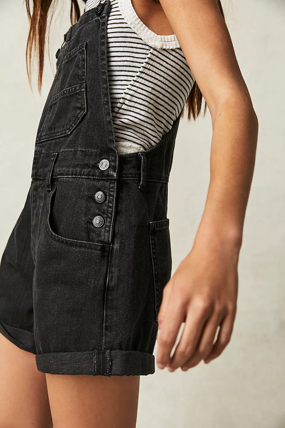 Damen Denim-Latzshorts mit modernen Details und praktischen Taschen Echo Archiv