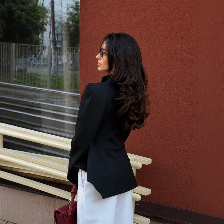 Damen Taillierter Blazer mit betonter Schulterpartie, asymmetrischem Schößchen und Schlitzärmeln Echo Archiv