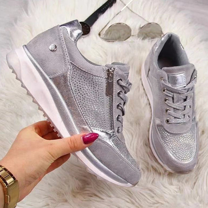 Damen Sneaker mit Keilsohle, Reißverschluss und Metallic-Details – Névara
