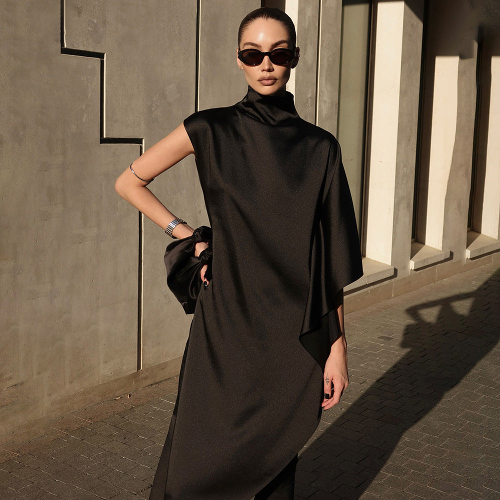 Damen Elegantes asymmetrisches Kleid mit hohem Kragen und seitlichem Schwung Echo Archiv