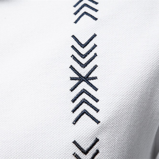 Herren nan legeres Polo mit kurzer Knopfleiste, gesticktem Pfeilmotiv-Panel und Stehkragen Echo Archiv