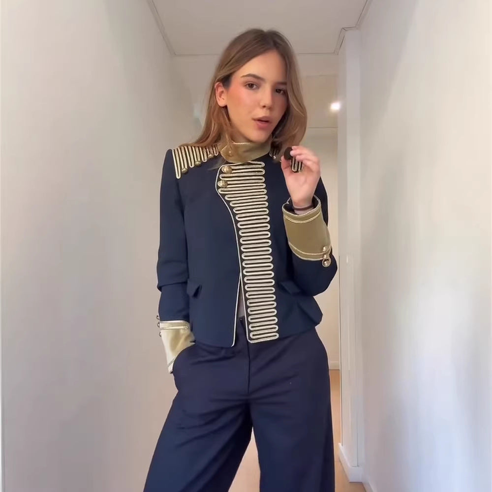 Damen Militärisch inspirierte Kurzjacke mit goldener Gallonborte und Stehkragen Echoarchiv