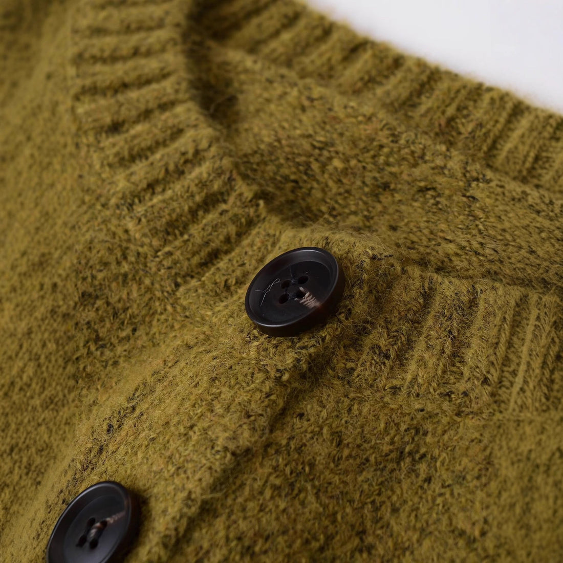 Damen Bouclé-Pullover mit Henley-Knopfleiste und Raglanärmeln Echoarchiv