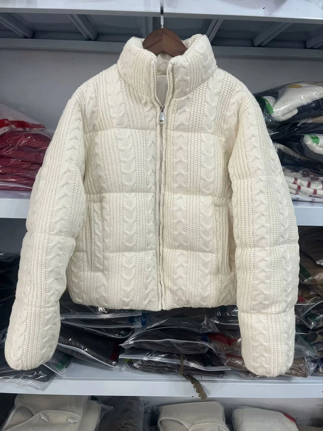 Damen gesteppte Strick‑Steppjacke mit Zopfstrick‑Optik, wattierter Thermofüllung und hohem Stehkragen – Célinea