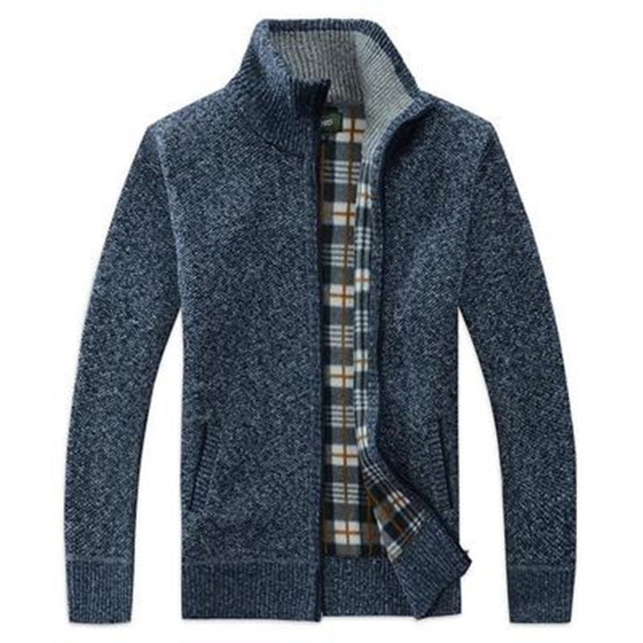 Herren Strickjacke mit hohem Kragen und praktischen Taschen Echoarchiv