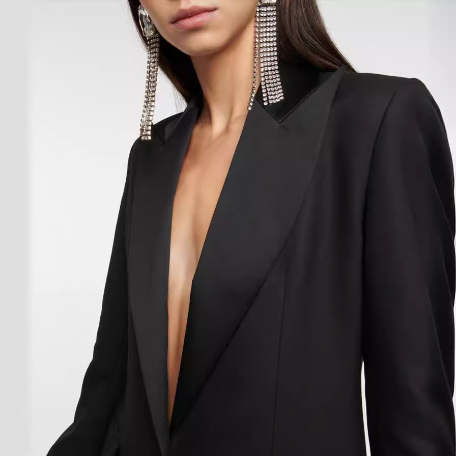 Damen Maxikleid im Smokingsakko‑Stil mit tiefem V‑Ausschnitt und tailliertem Ein‑Knopf‑Verschluss Echoarchiv