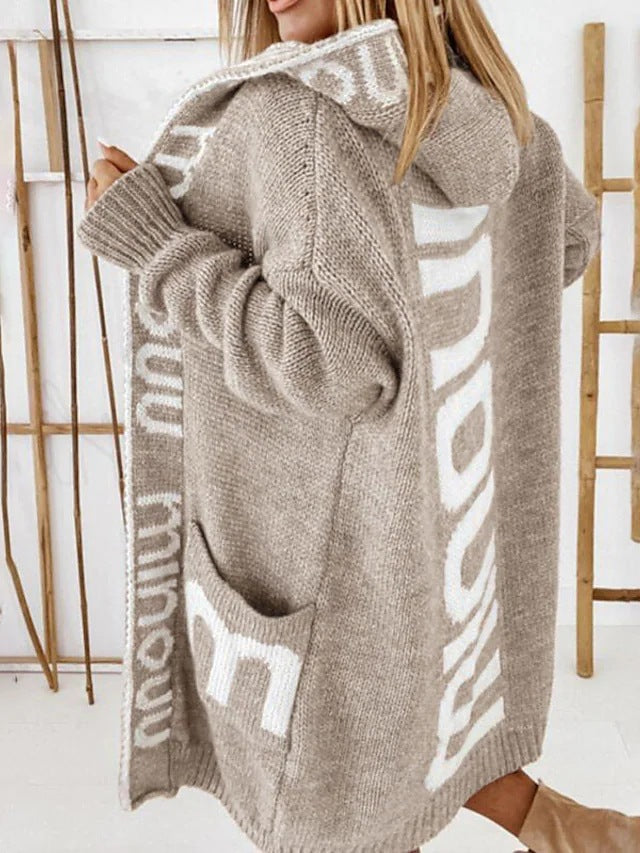 Damen Oversize Strickmantel mit Kapuze, Jacquard-Logo und Eingrifftaschen Drune