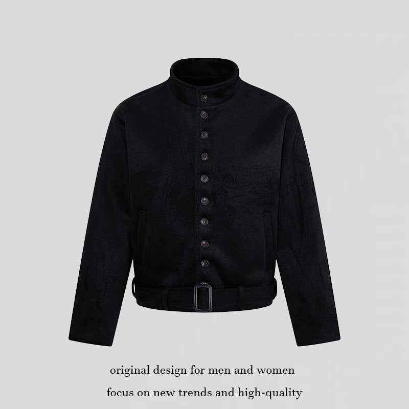 Herren Kurze Wollmix‑Jacke mit Stehkragen, durchgehender Knopfleiste und Taillengürtel Echoarchiv