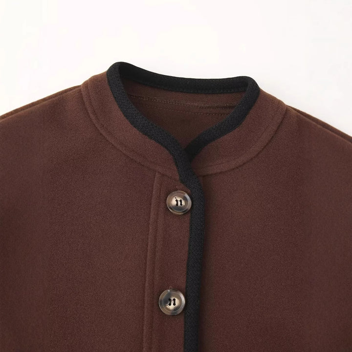 Damen nan kastige Kurzjacke mit Rundhalsausschnitt, Kontrastpaspel und Leistentaschen Echo Archiv