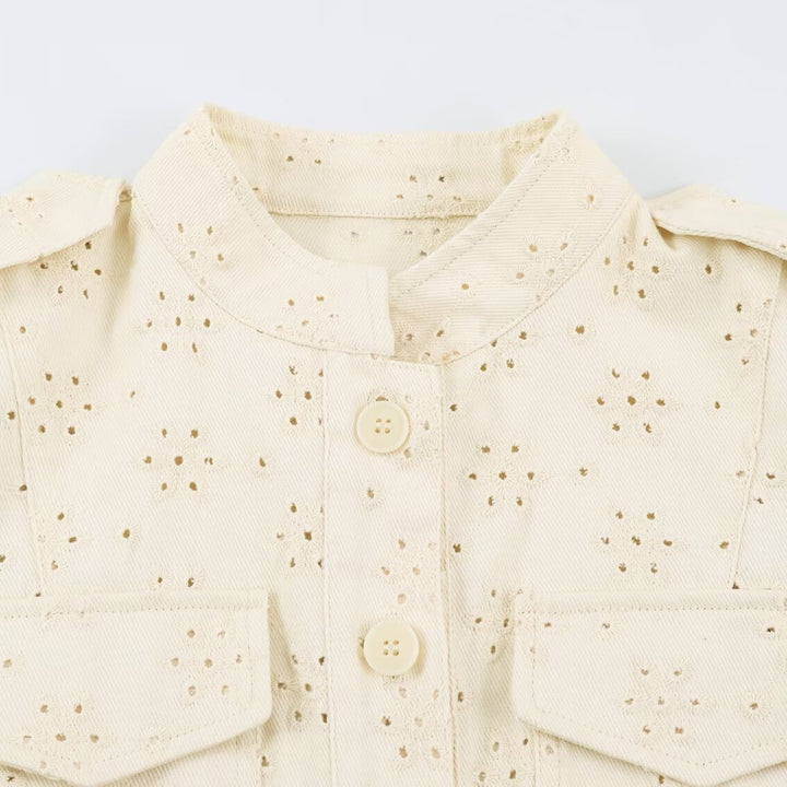 Damen Kurzjacke aus Lochstickerei mit Stehkragen, Utility-Taschen und kastiger Cropped‑Silhouette Echo Archiv
