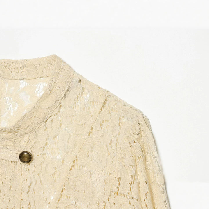 Damen Kurze Spitzenjacke im militärisch inspirierten Stil mit Stehkragen und Zierknopfleiste Echo Archiv