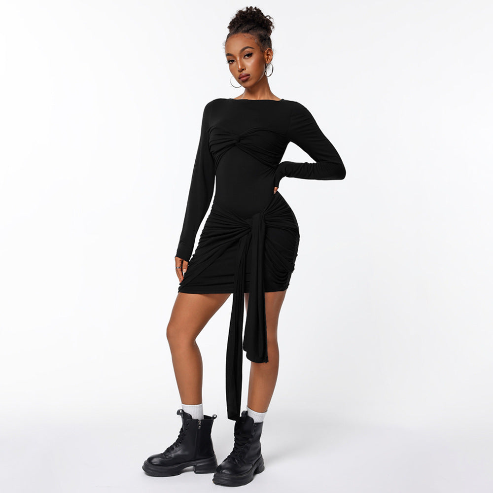 Damen figurbetontes Minikleid mit asymmetrischer Knotendrapierung, taillierter Raffung und langem Ärmelschal – Élara