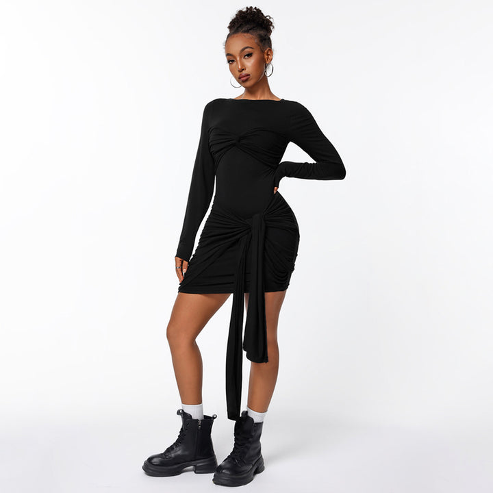 Damen figurbetontes Minikleid mit asymmetrischer Knotendrapierung, taillierter Raffung und langem Ärmelschal – Élara