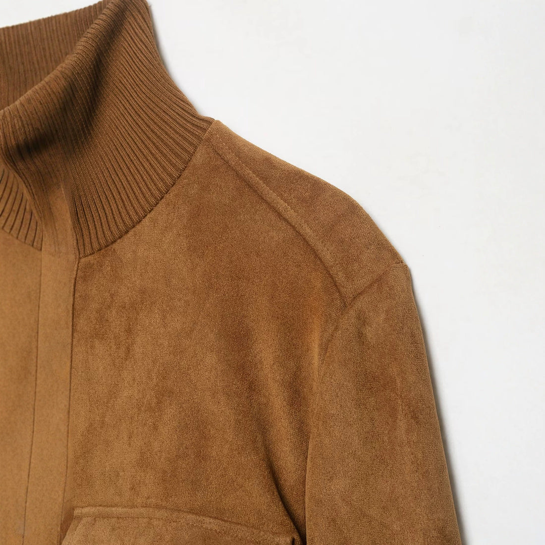Damen kurzgeschnittene Wildleder-Bomberjacke mit hohem Rippkragen und Pattentaschen Echoarchiv
