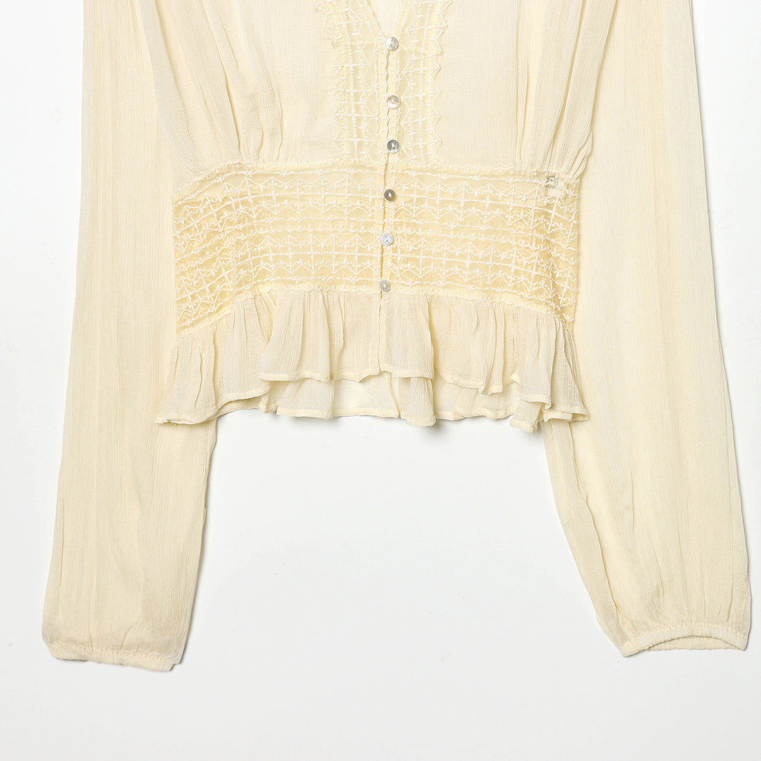 Damen leichte V-Neck Bluse mit Smok-Taillenband, Perlmuttknopfleiste und Volant-Saum – Élovi