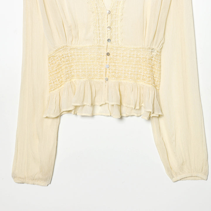 Damen leichte V-Neck Bluse mit Smok-Taillenband, Perlmuttknopfleiste und Volant-Saum – Élovi