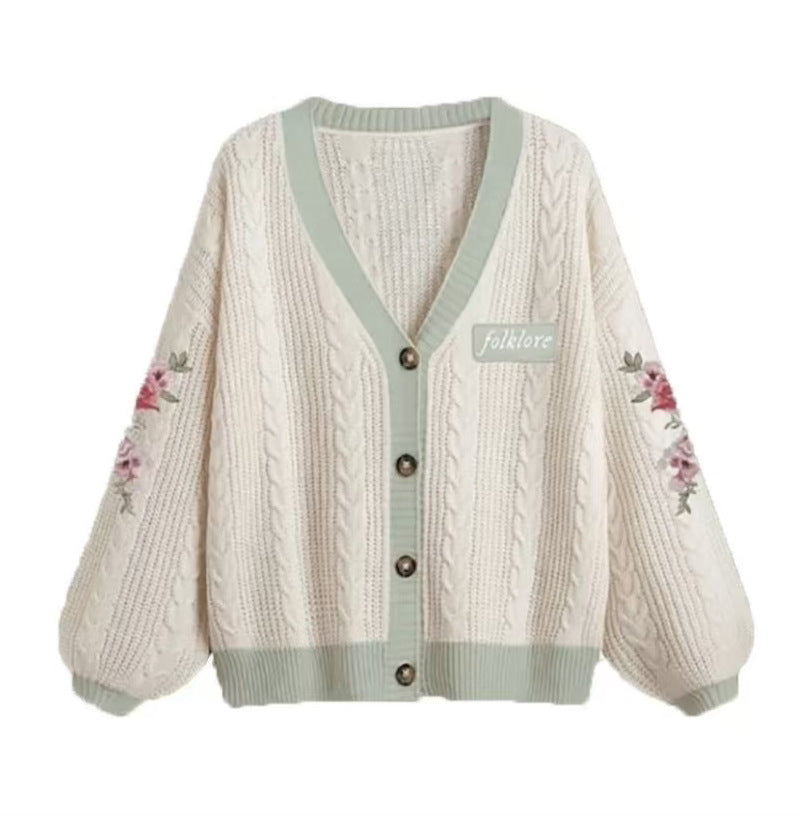 Damen nan gestrickter Oversize-Cardigan mit Zopfmuster, V-Ausschnitt, Knopfleiste und floraler Ärmelstickerei Echo Archiv