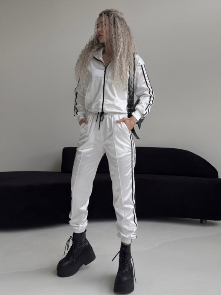 Damen glänzender Satin-Trainingsanzug mit Kontraststreifen, Reißverschlussjacke und Tunnelzughose – Élanora