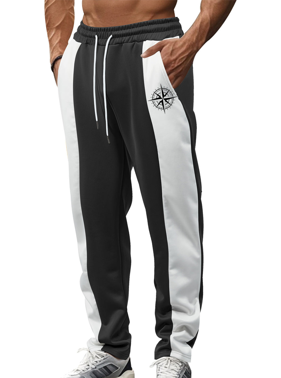 Herren nan sportive Trackpants mit seitlichen Kontrastbahnen elastischem Bund Kordelzug und Hirschstickerei Echo Archiv