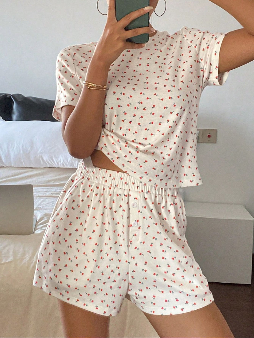 Damen lässiges Schlafanzugset aus atmungsaktivem Baumwollstoff mit zartem Blumendruck Echo Archiv